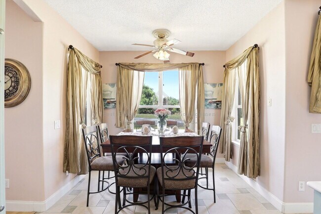 Building Photo - 824 Lake Biscayne Way
