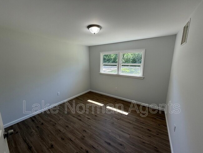 Building Photo - 2320 Shade Tree St
