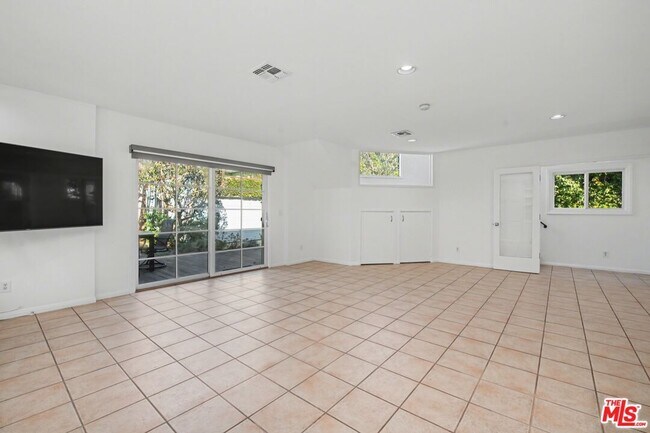 Building Photo - 10543 Almayo Ave