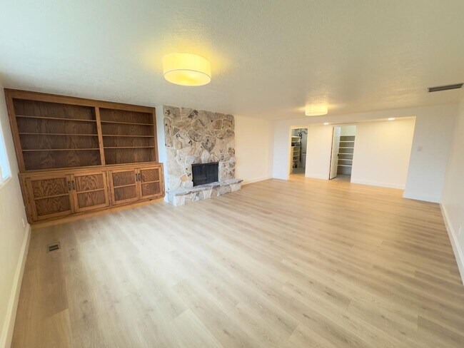 Building Photo - 3207 Apache Ln