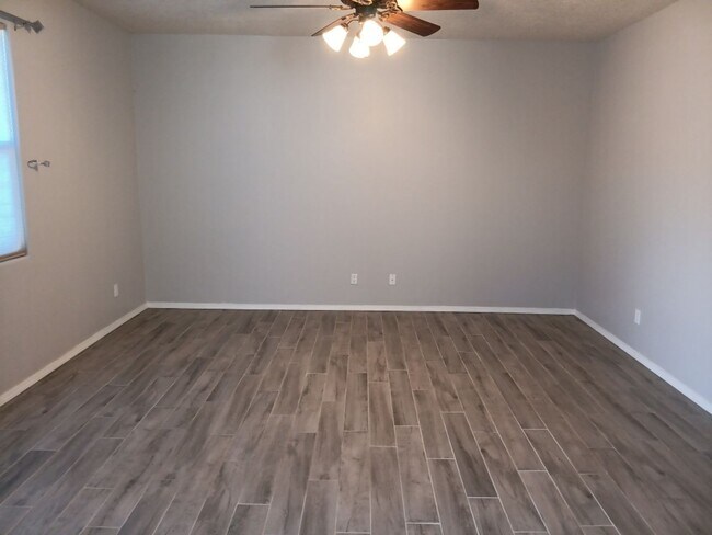 Building Photo - 3 Bedroom, 2.5 Bathroom Home! Schedule a Showing Today!