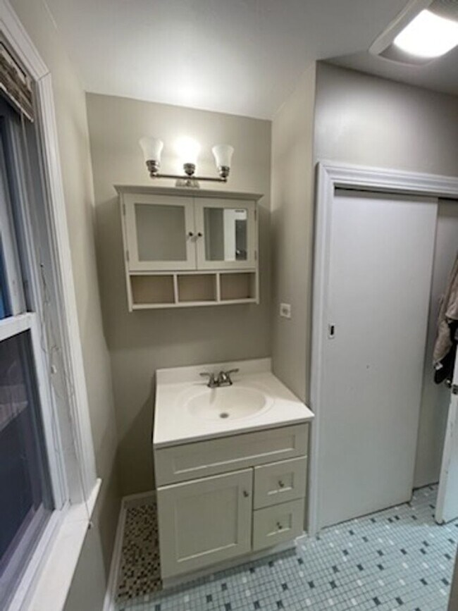 Building Photo - Huge 4 bed near the Red Line in Quincy.
