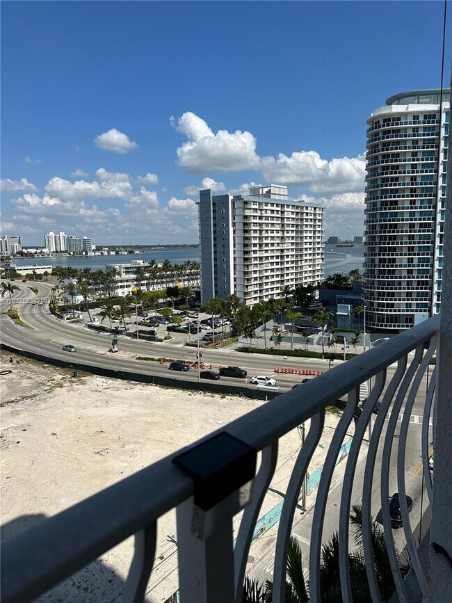 Building Photo - 7601 E Treasure Dr