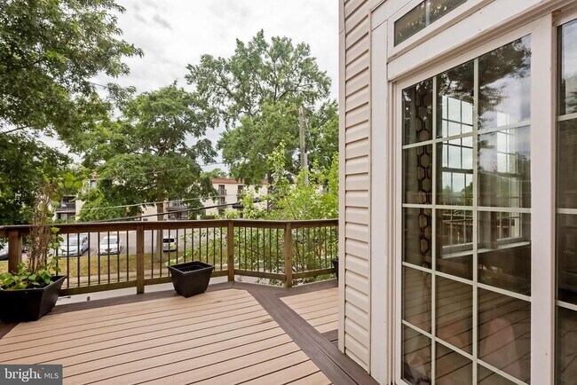 Building Photo - 3385 Beechcliff Dr