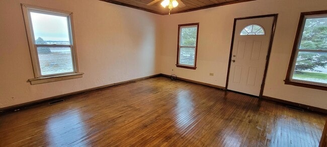 Building Photo - 2815 N Shore Dr