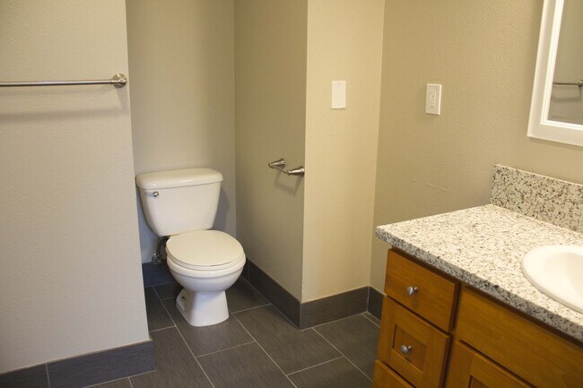 Building Photo - 2bed/2bath, W/D in unit, garage, and all d...