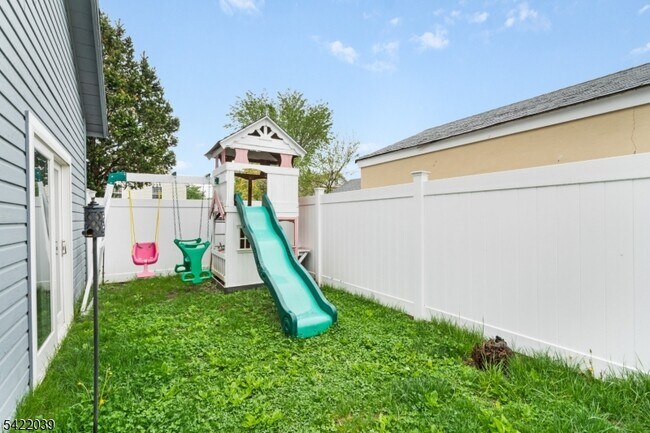 Building Photo - 60 Searing St