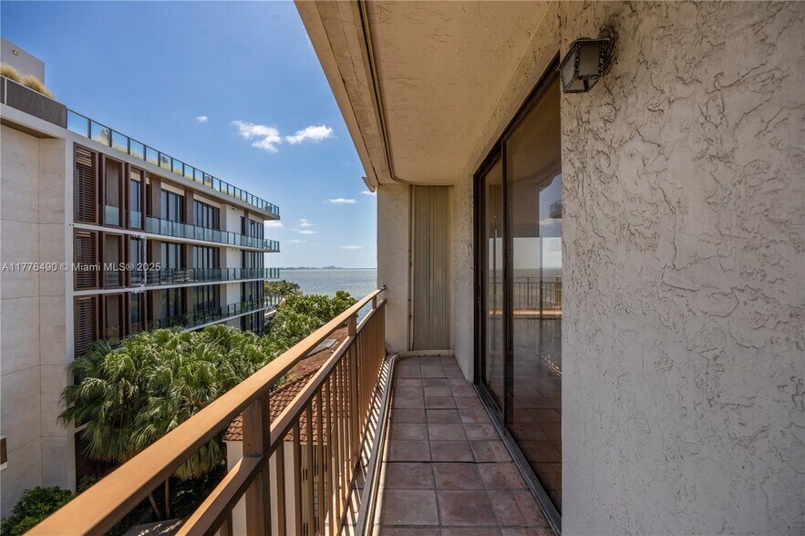 Building Photo - 1632 S Bayshore Ct