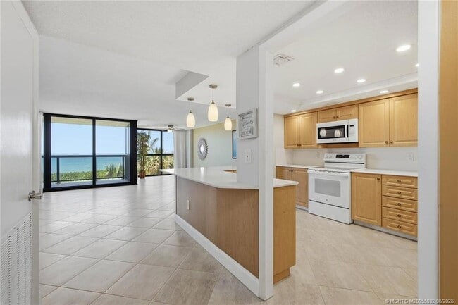 Building Photo - 10410 S Ocean Dr