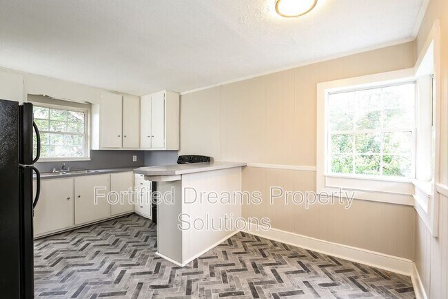 Building Photo - 805 W Twenty-Fifth St