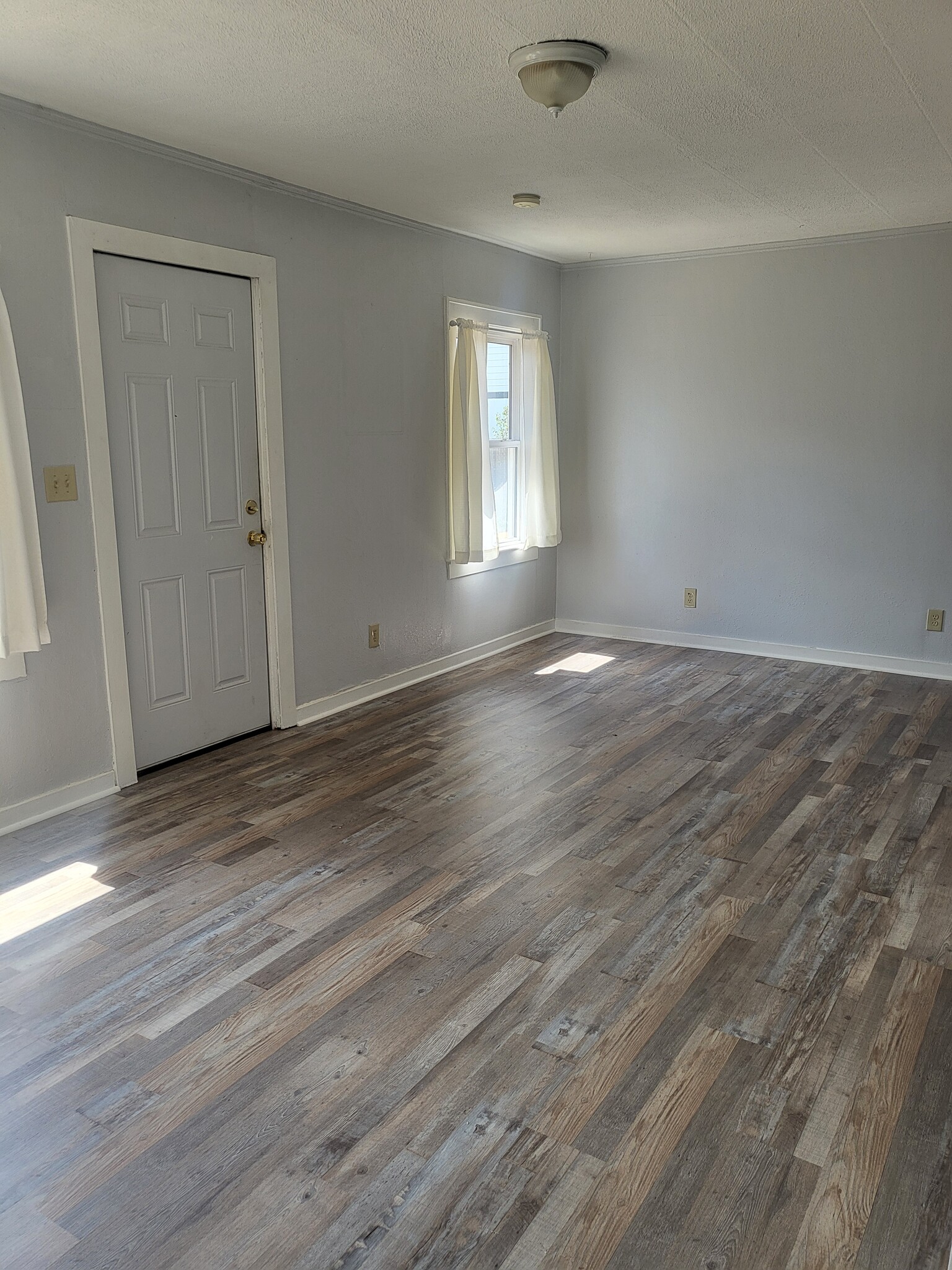 other side of living room - 451 16th St SE