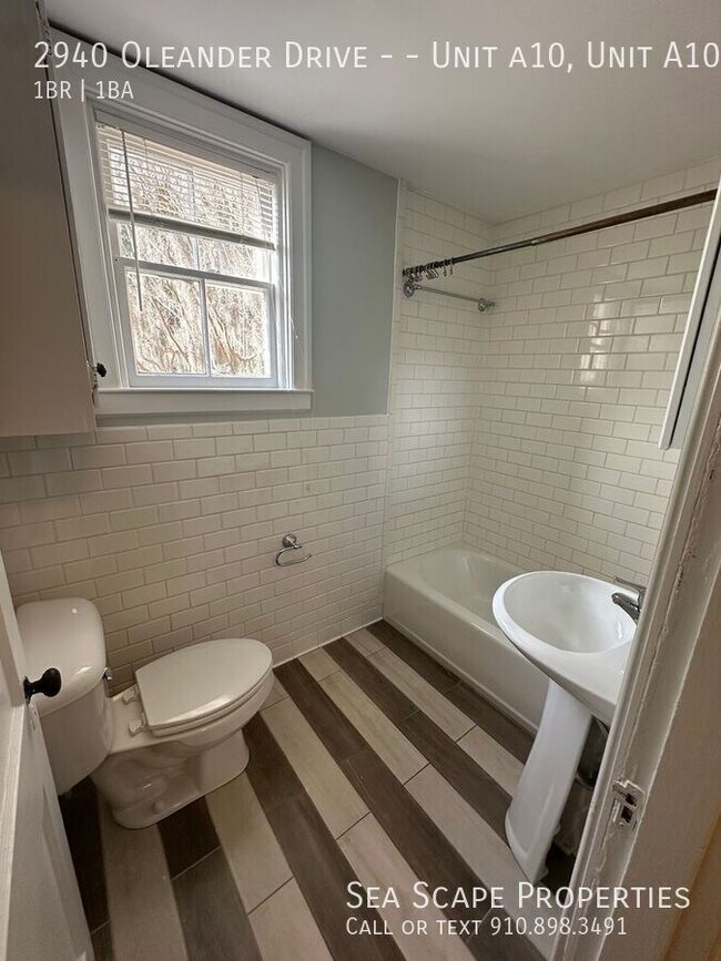 Building Photo - 2940 Oleander Dr