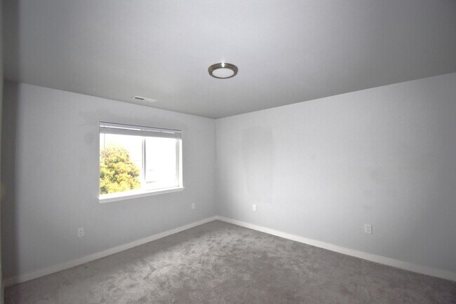 Building Photo - Spacious Town home.