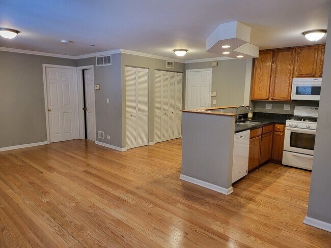 Building Photo - 2403 W Flournoy St