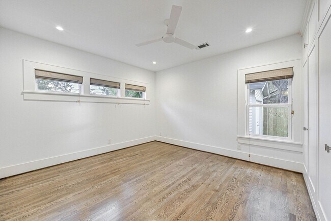 Building Photo - Completely renovated Heights historic bung...