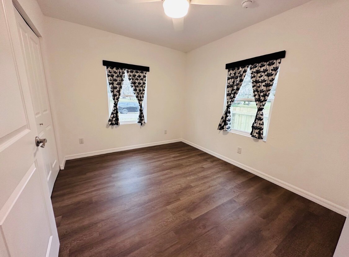 Building Photo - 329 NE 2nd St