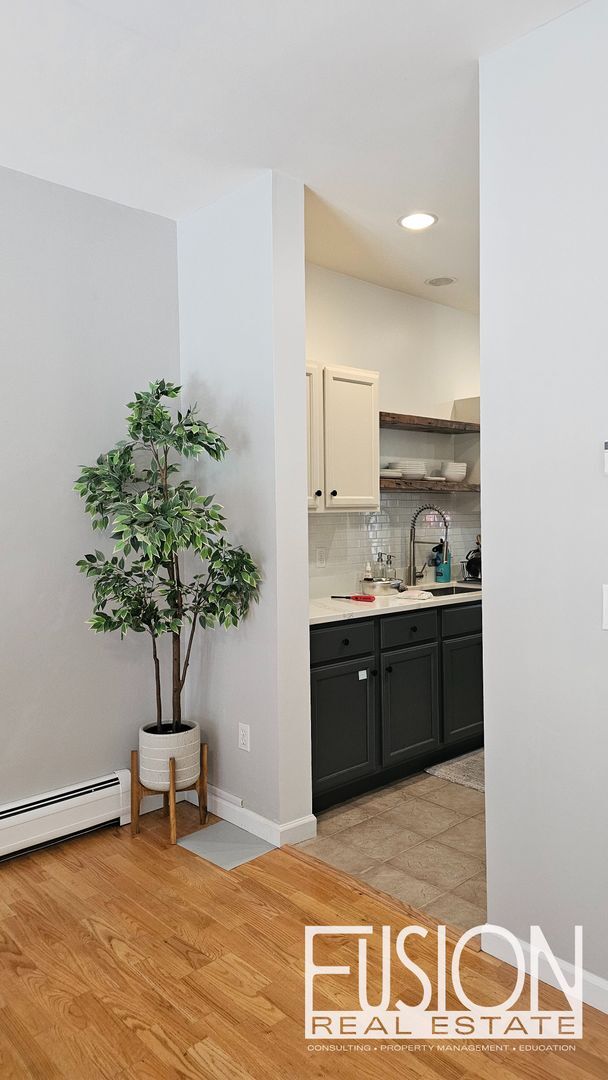 Building Photo - Bright, Modern 3 Bedroom Townhouse in Esse...