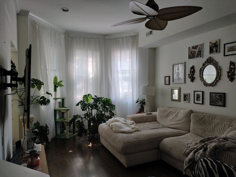 Living room - 3046 N Leavitt St