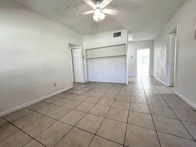 Building Photo - 107 Mayfair Cir