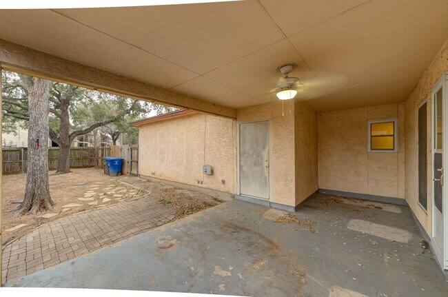 Building Photo - Charming Home with Vaulted Ceilings & Loft Near 281 & Bitters