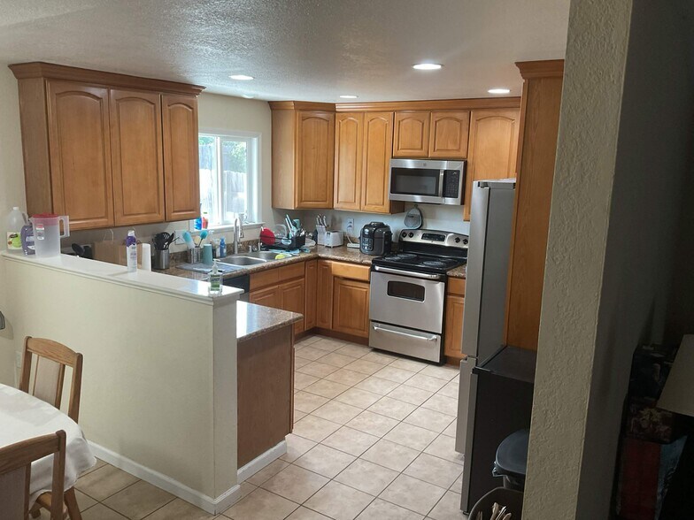Building Photo - 409 Elsinore Dr