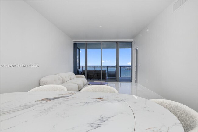 Building Photo - 700 NE 24th St