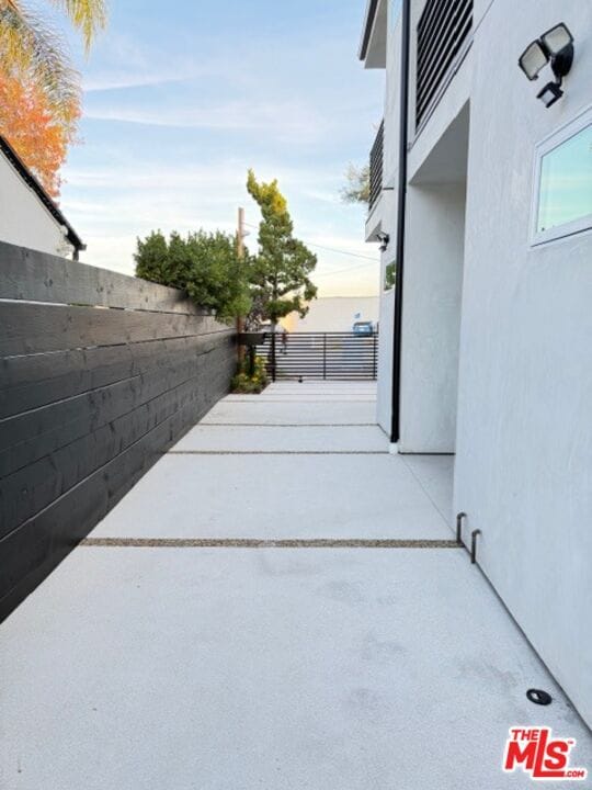 Building Photo - 5191 Lindley Ave