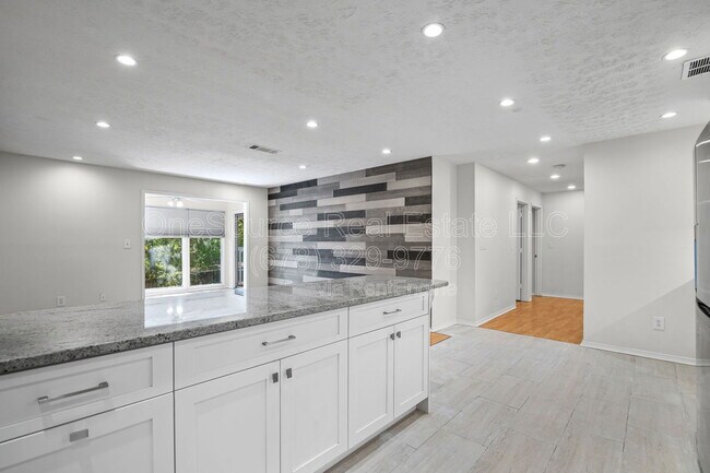 Building Photo - 2110 Augusta Dr