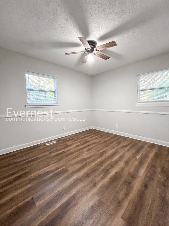 Building Photo - 203 Pinetree Dr