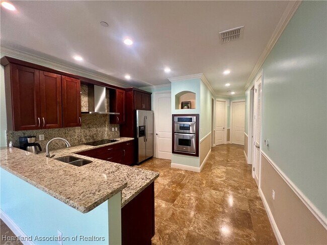 Building Photo - 2351 Lakeview Dr