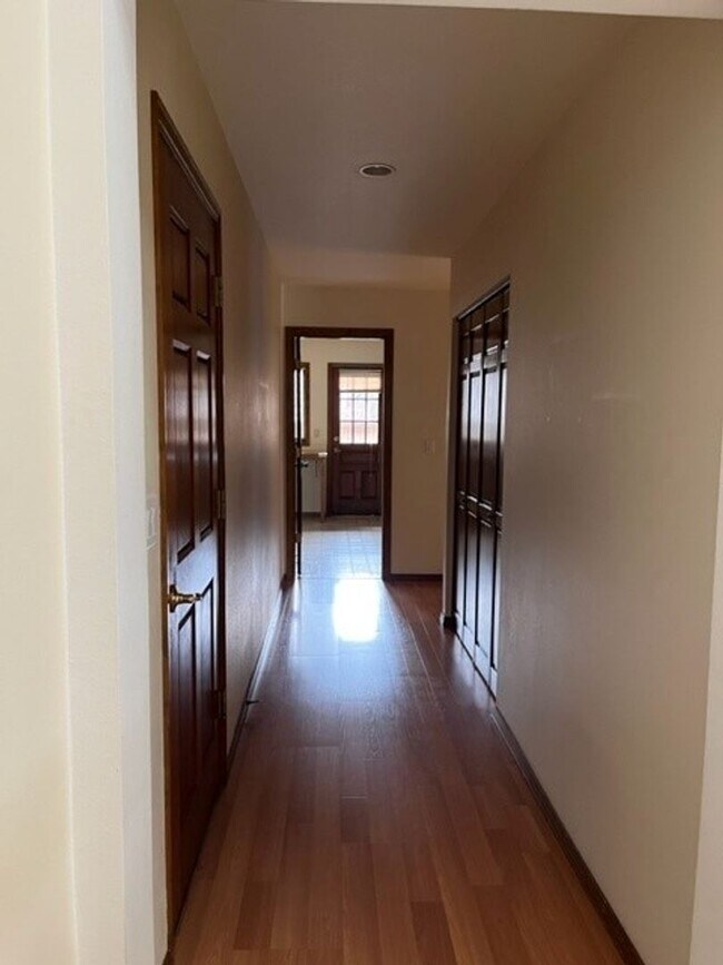 Building Photo - Large 3 Bed/2 Bath Home in the Mountain Hi...