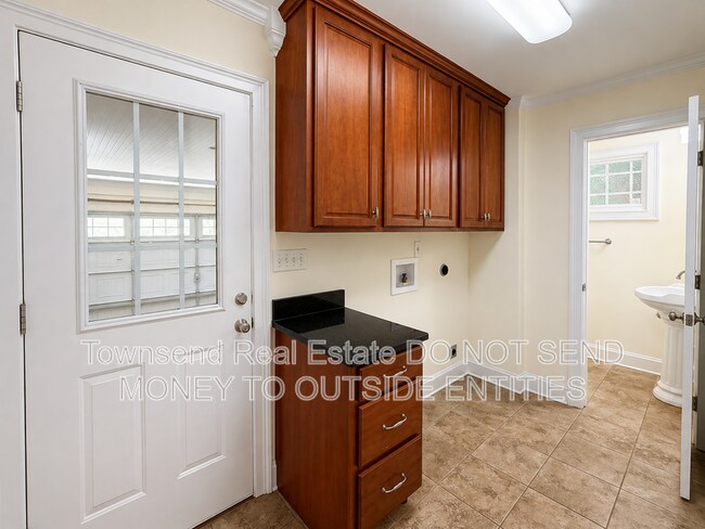 Building Photo - 342 Devane St