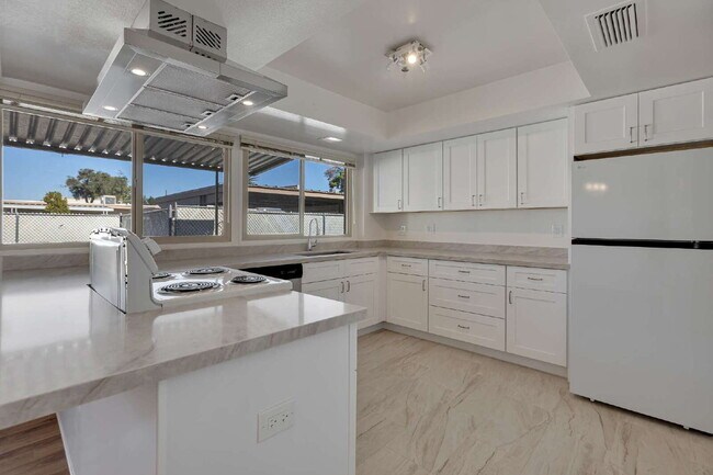 Building Photo - Scottsdale Townhome Now Available!