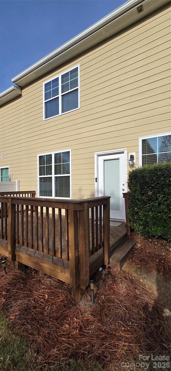 Building Photo - 990 Pennington Dr