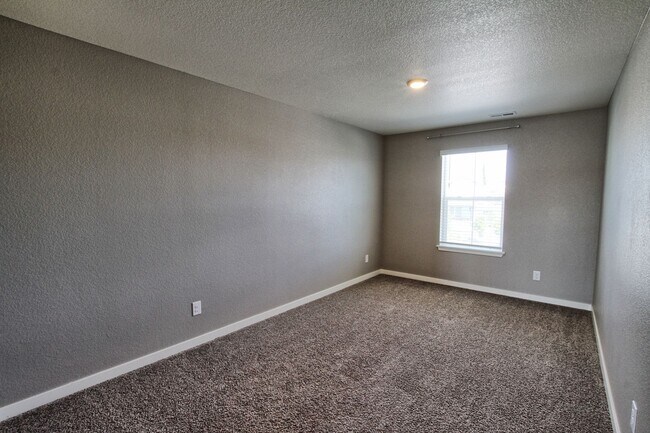 Building Photo - 6 bed 4 bath 3 car garage Crystal Valley Ranch house