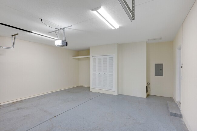 Building Photo - 9168 Eastside Rd