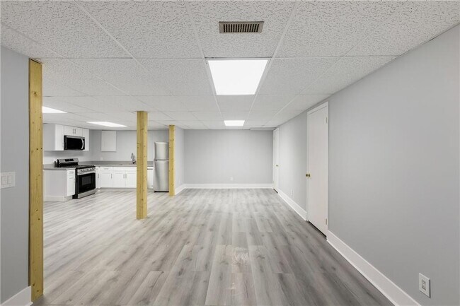 Building Photo - 1506 Vine St NE