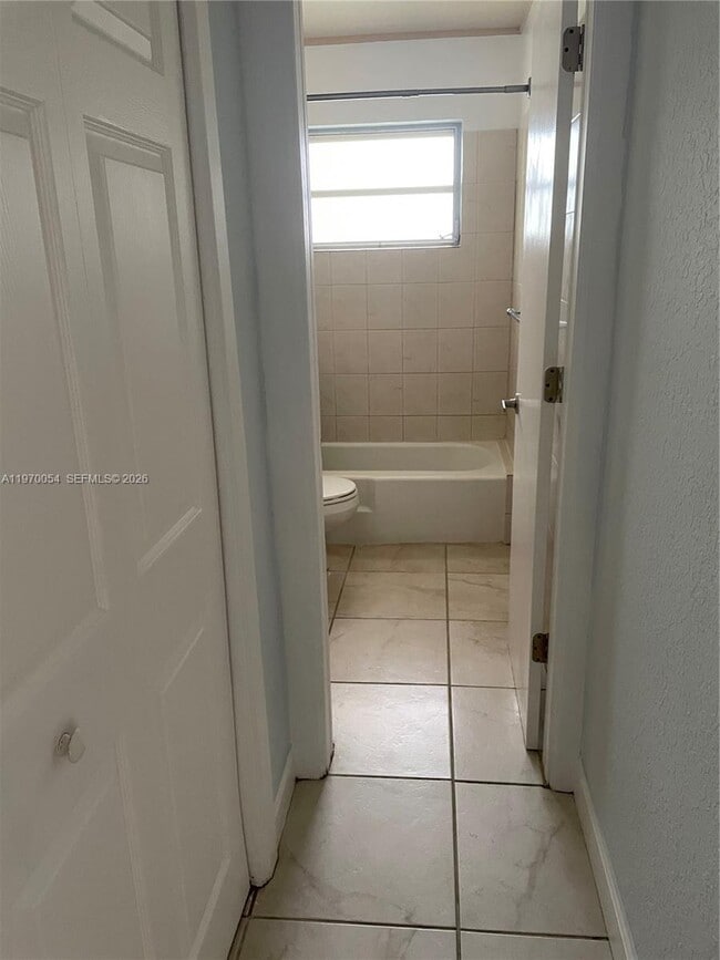 Building Photo - 2607 NE 8th Ave