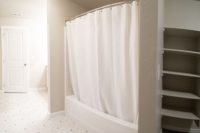 Building Photo - 4 bed 2 bath with bonus room