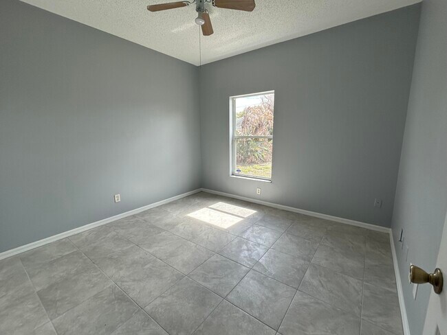 Building Photo - 974 SE Albatross Ave