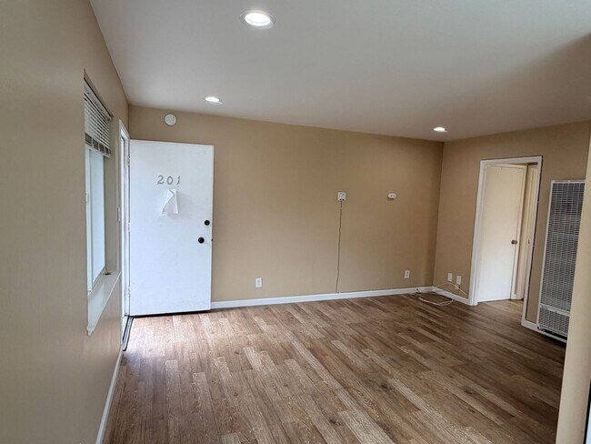 Interior Photo - 317 Warwick- 270- 1196/2701