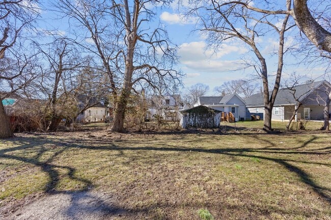 Building Photo - MADISONVILLE - Spacious 3 - 4 bedroom,  1 ...