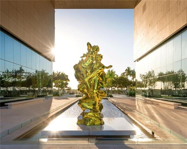 Building Photo - 10201 Collins Ave