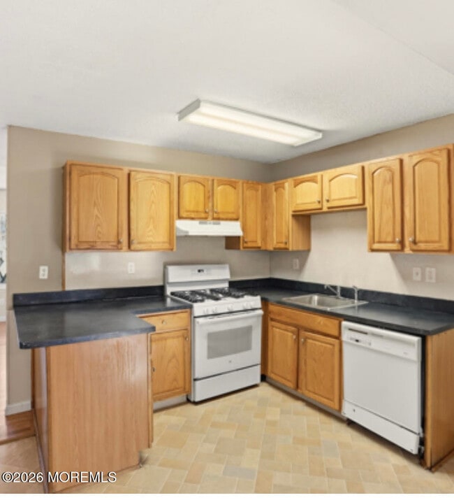 Building Photo - 123 Village Dr