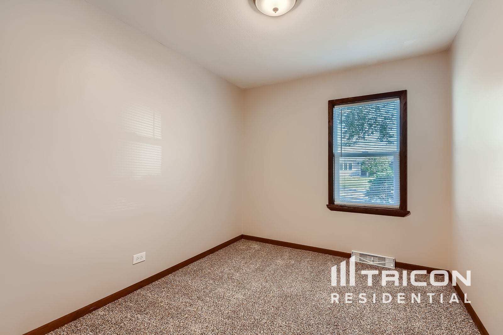 Building Photo - 15028 Holiday Ct