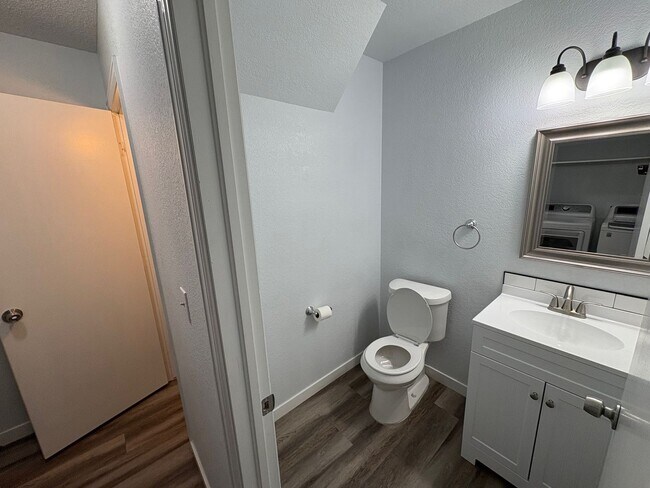 Building Photo - 3 Bed 2.5 Bath Home with 2 Car Detached Ga...