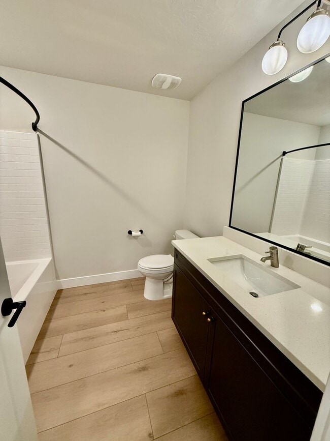 Building Photo - Spacious 3-BR Townhome in Washington