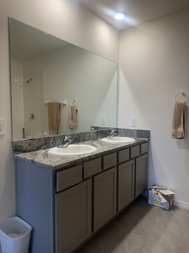 Building Photo - Gorgeous 3-Bedroom, 2-Bathroom Townhouse in Bradenton