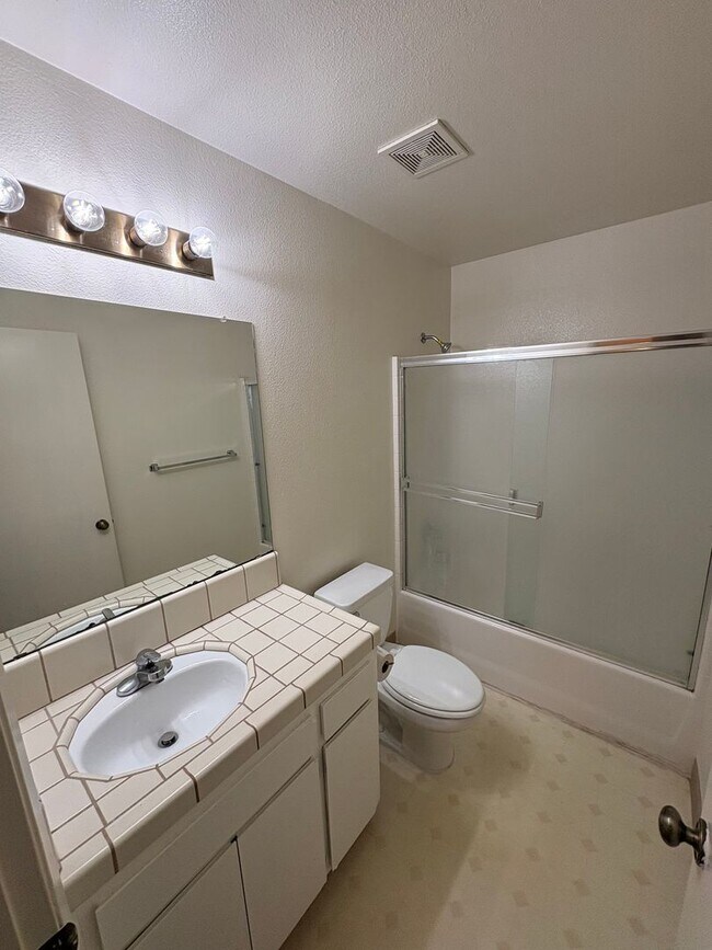 Building Photo - NW Condo Near Shopping Center Available Now!