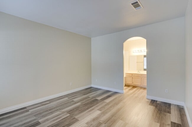 Building Photo - Cozy 1-Bed Apartment with Fireplace – Your...